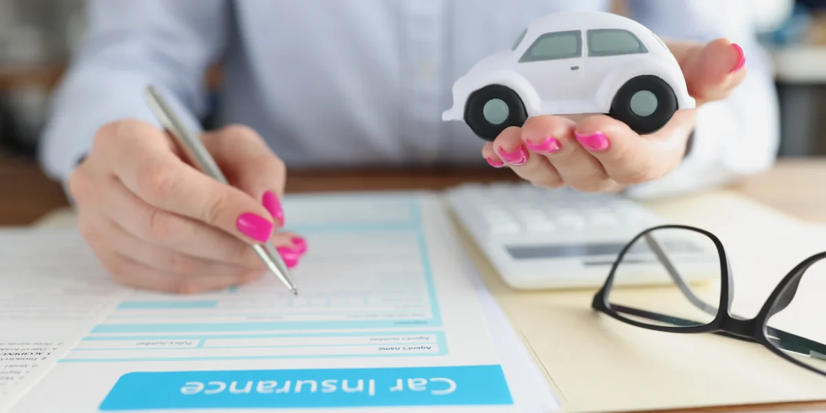 Seguro de Carro Barato representado por uma mulher segurando um carrinho com um contrato de seguro embaixo.