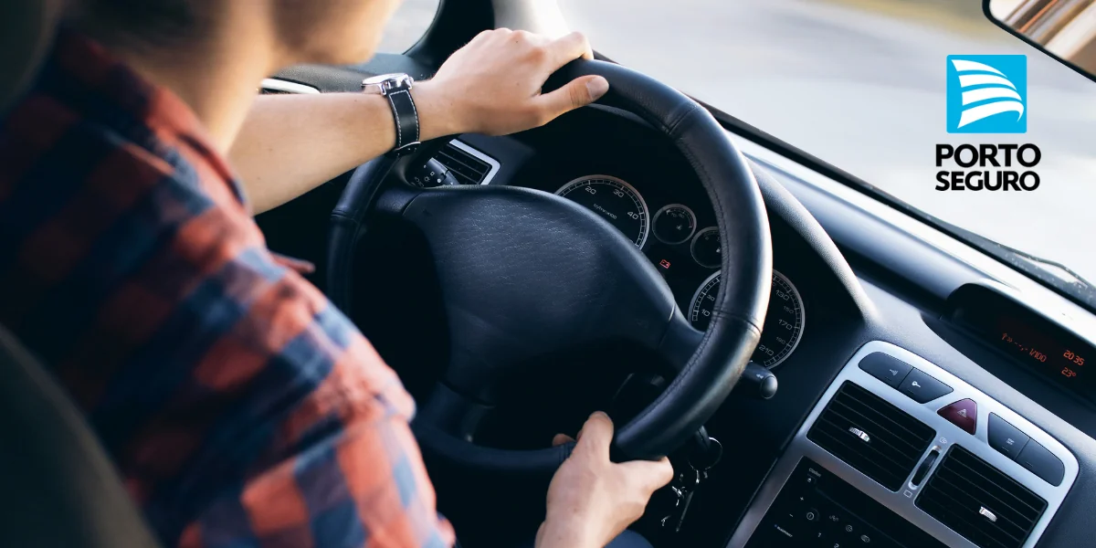 homem dirigindo veículo para fazer seu serguro auto mensal por seguro.