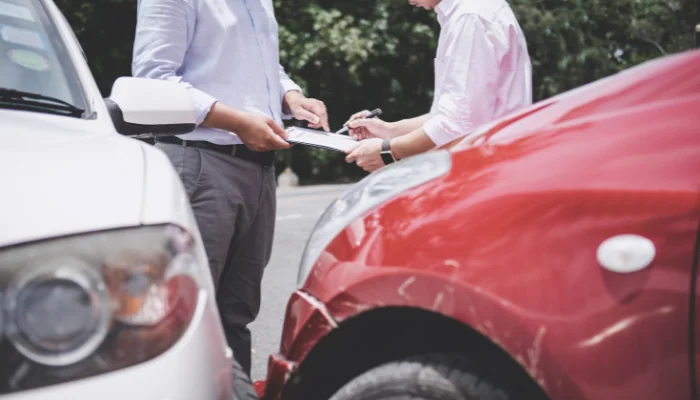 Cobertura básica vs cobertura completa representada por uma batida de carro e dois homens atrás conversando.