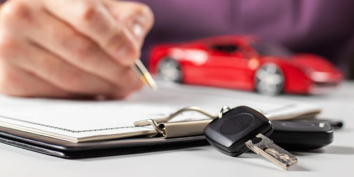 Melhores seguradoras de carros representado por uma chave, uma prancheta e um carrinho no fundo.