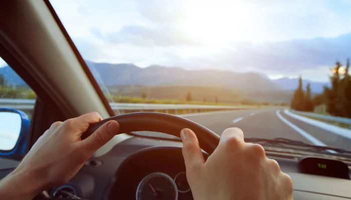 Passo a Passo para Contratar o Seguro Auto por Assinatura representado por uma pessoa dirigindo.