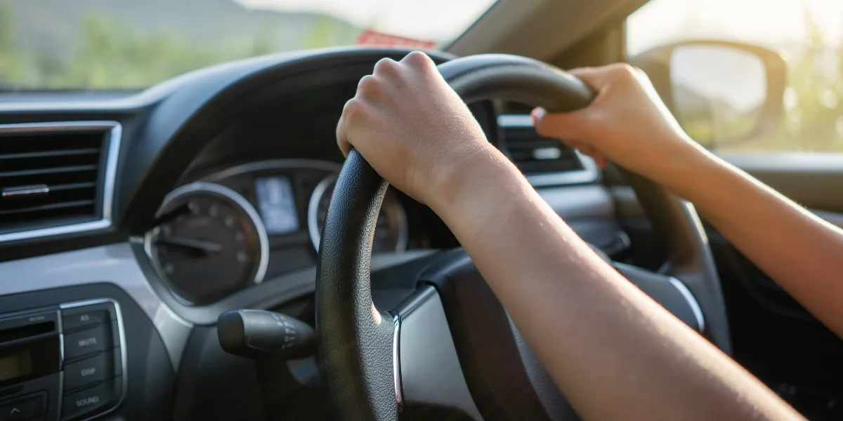 Seguro Auto Por Assinatura para Quem Dirige Pouco representado por uma pessoa dirigindo.