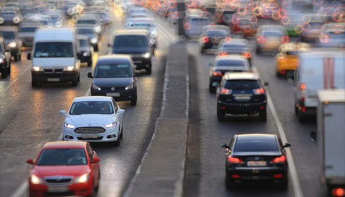 carros nas vias da cidade, representando: dicas para economizar no seguro auto jac.