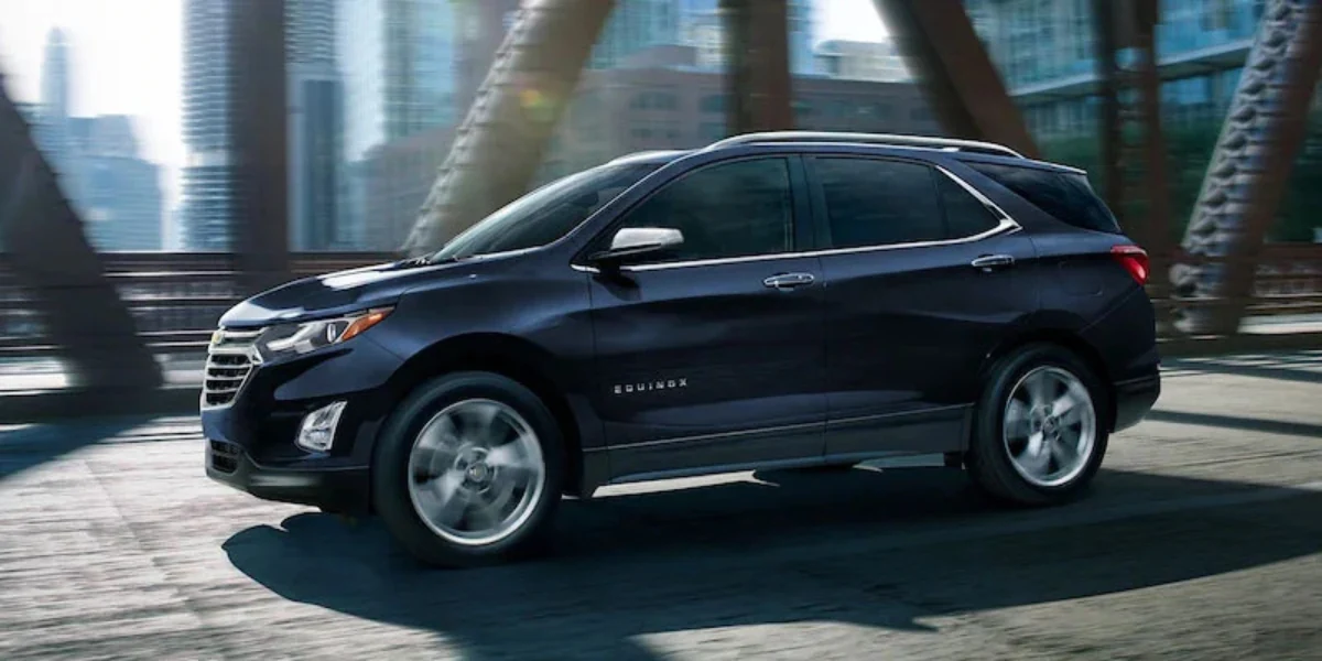 Veículo preto sendo dirigido sobre uma ponte. Representa Seguro chevrolet equinox