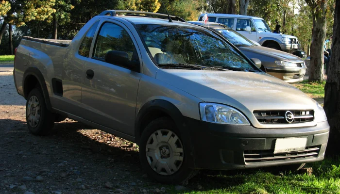 Um veículo chevrolet cinza estacionado junto a outros em meio a paisagem tranquila e arborizada para representar a palavra-chave seguro da montana.