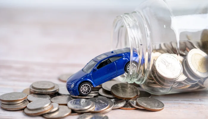 carro em cima das moedas representando cdb do banco volkswagen é seguro o que isso tem a ver com seguros