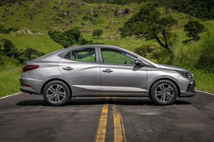 Visão lateral de um Hyundai HB20S. Falando sobre o seguro hb20s.