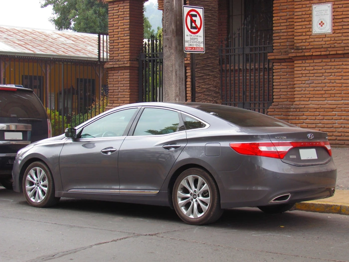 Perspectiva traseira de um Hyundai Azera na cor cinza escuro. Falando sobre o seguro azera.
