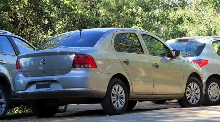 Visão traseira de um VW Voyage na cor cinza escuro. Falando sobre o seguro voyage.