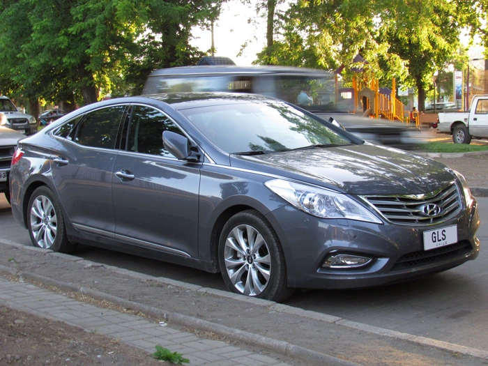 Hyundai Azera na cor cinza escuro. Falando sobre o seguro azera.