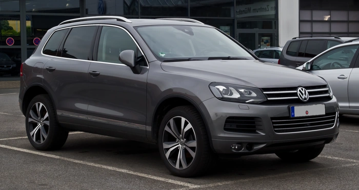 VW Touareg em um tom cinza escuro. Falando sobre o seguro Touareg.