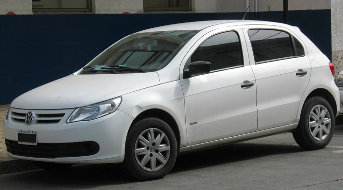 Volkswagen Gol na cor branca. Falando sobre seguro para carros com mais de 10 anos.