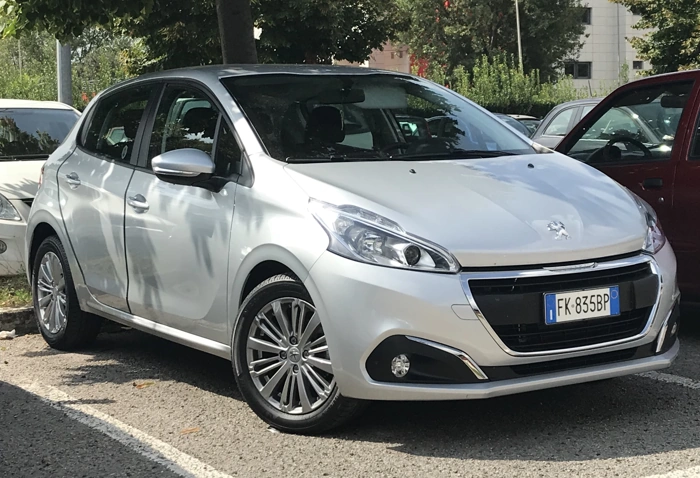 Peugeot 208 na cor prata. Falando sobre seguro peugeot 208.