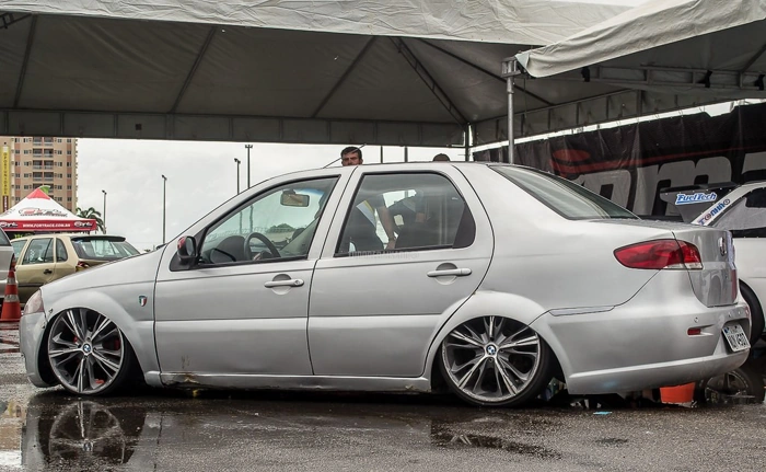Fiat Siena prata rebaixado. Falando sobre seguro para carro rebaixado.