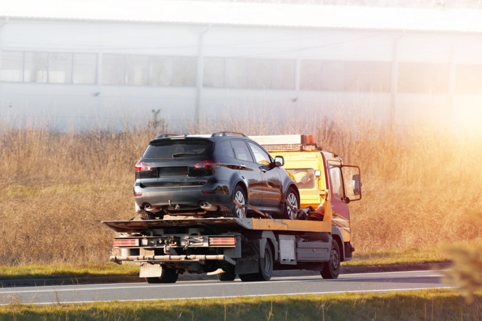 Carro sendo guinchado. Falando sobre o seguro para quem usa pouco o carro.