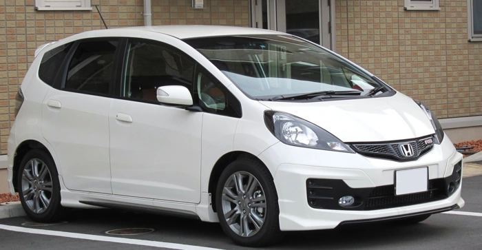 Honda Fit 2011 branco. Falando sobre seguro para carros com mais de 10 anos.