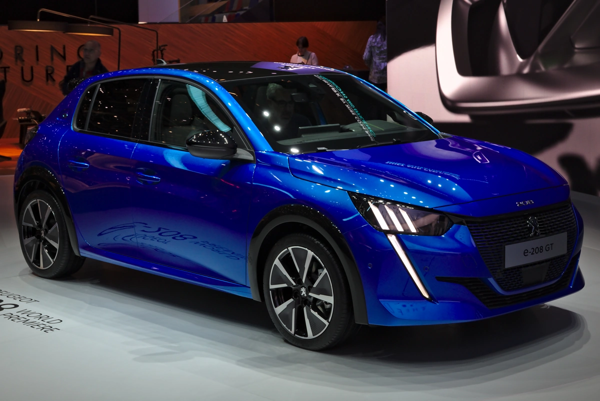 Novo Peugeot 208 na cor azul. Falando sobre seguro peugeot.