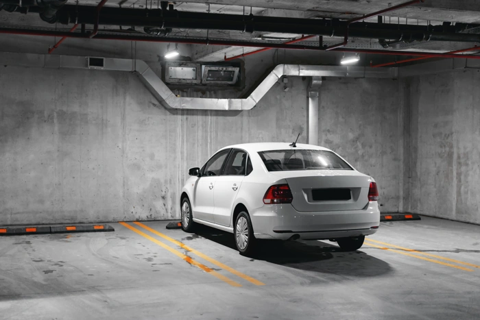 Carro estacionado na garagem de um prédio. Falando sobre o seguro para quem usa pouco o carro.