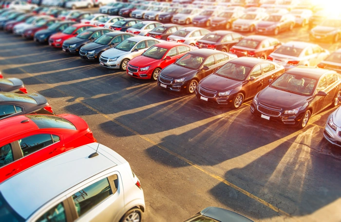 Pátio repleto de veículos de várias marcas, modelos, categorias e cores. Explicando como fazer um consórcio de carros.