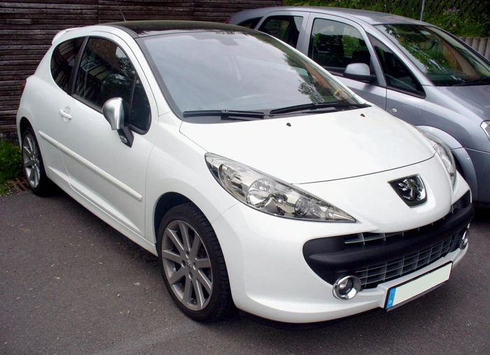 Peugeot 207 na cor branca. Falando sobre seguro peugeot 207.