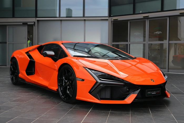 Carro de luxo na cor laranja. Falando sobre consórcio de carro de luxo.