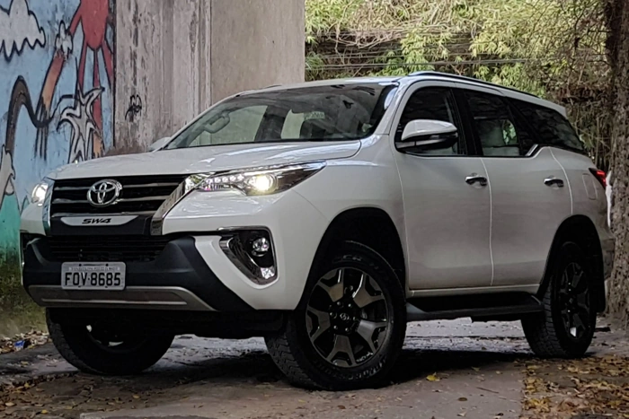Toyota SW4 na cor branca. Falando sobre o seguro toyota sw4.