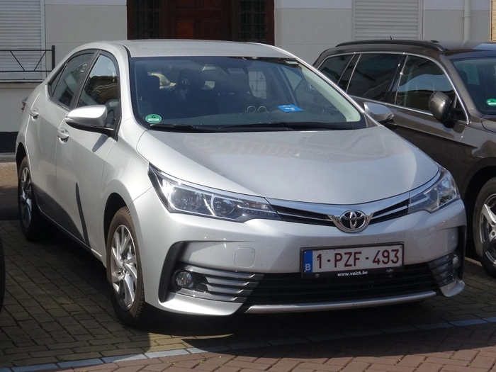 Toyota Corolla na cor prata. Falando sobre o seguro toyota corolla.