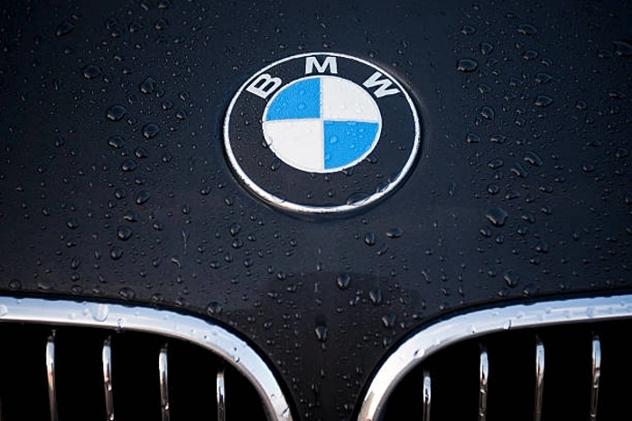 Foco em logomarca da BMW. Falando sobre quanto custa o consórcio de uma bmw.