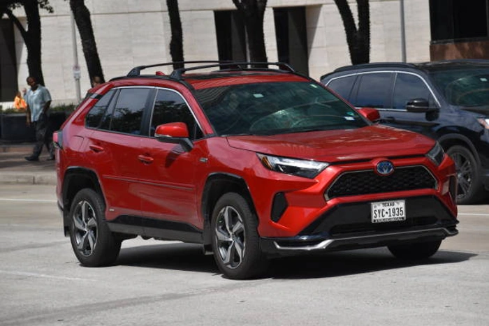 Toyota RAV4 na cor vinho. Falando sobre o seguro toyota rav4.