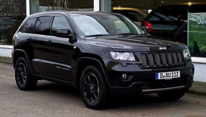 Jeep Grand Cherokee na cor preta. Falando sobre seguro jeep grand cherokee.