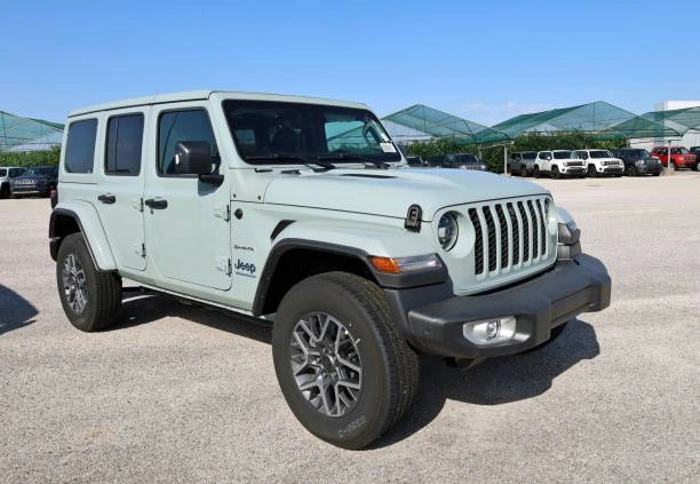 Jeep Wrangler em tom claro. Falando sobre o seguro jeep wrangler.