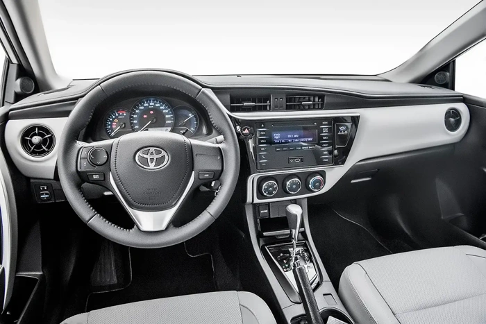 Painel de um Toyota Corolla. Falando sobre quanto custa o consórcio de um corolla 0 km.