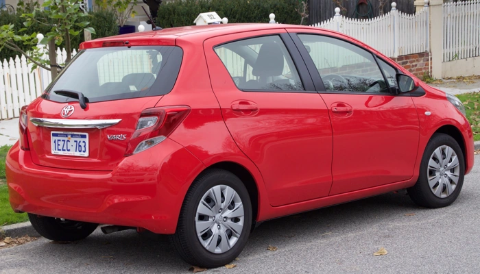 Perspectiva traseira de um Yaris hatch vermelho. Falando sobre o seguro toyota yaris hatch.