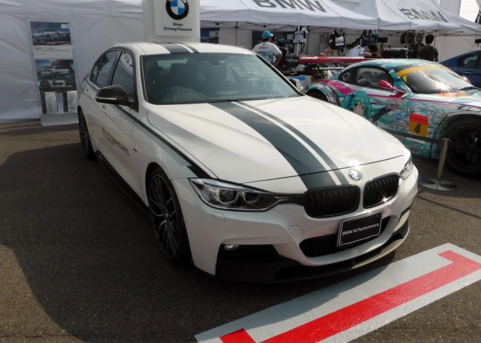 BMW 320i na cor branca com faixas pretas. Explicando quanto custa o consórcio de uma bmw 320i.