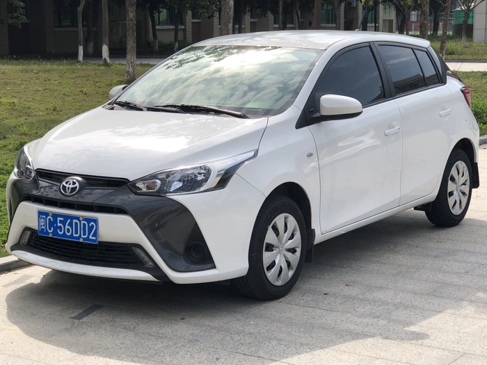 Toyota Yaris hatch na cor branca. Falando sobre o seguro toyota yaris hatch.