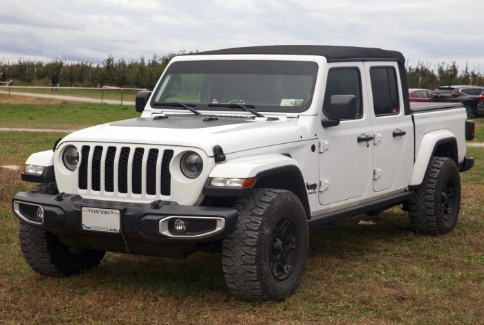 Jeep Gladiator na cor branca. Falando sobre o seguro jeep gladiator.