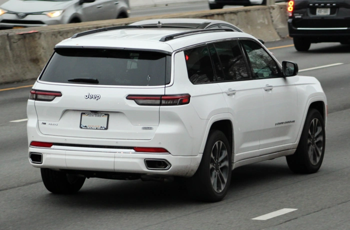 Jeep Grand Cherokee na cor branca. Falando sobre seguro jeep grand cherokee.