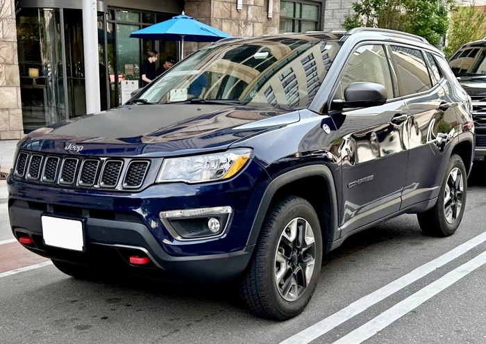 Jeep Compass na cor azul. Falando sobre seguro jeep compass.