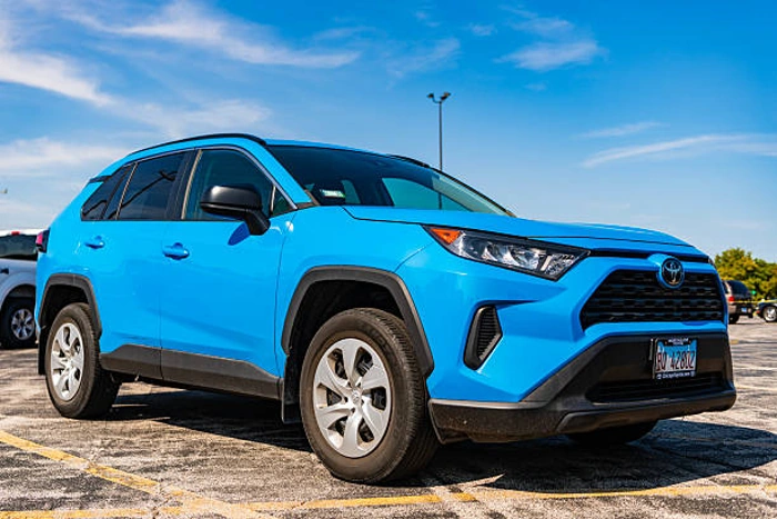 Toyota RAV4 na cor azul. Falando sobre o seguro toyota rav4.