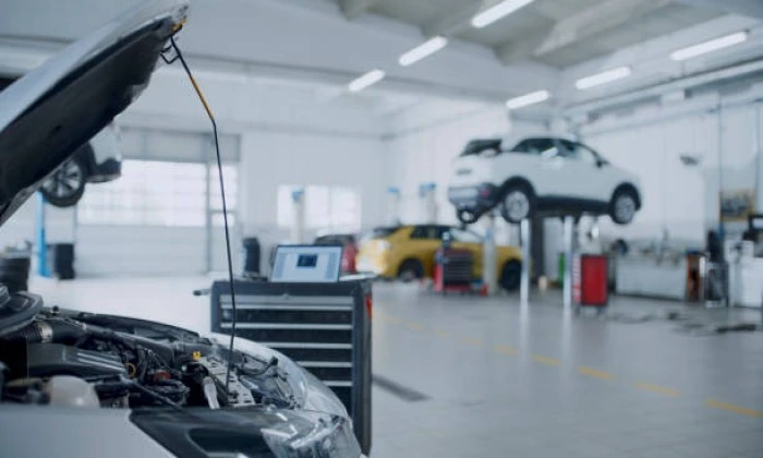 Carros dentro de uma oficina. Falando sobre as oficinas credenciadas da azul seguros.