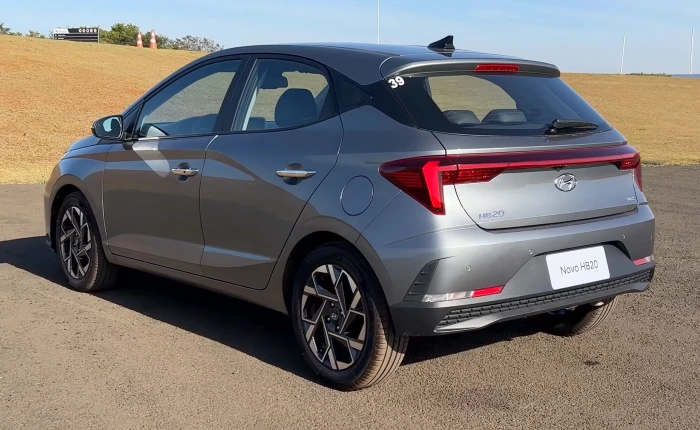 Perspectiva traseira de um HB20 na cor cinza escuro. Falando sobre consórcio hb20.