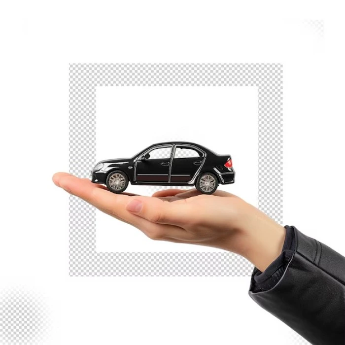 Pessoa segura miniatura de carro preto. Falando sobre consórcio carro plano de 100 meses.