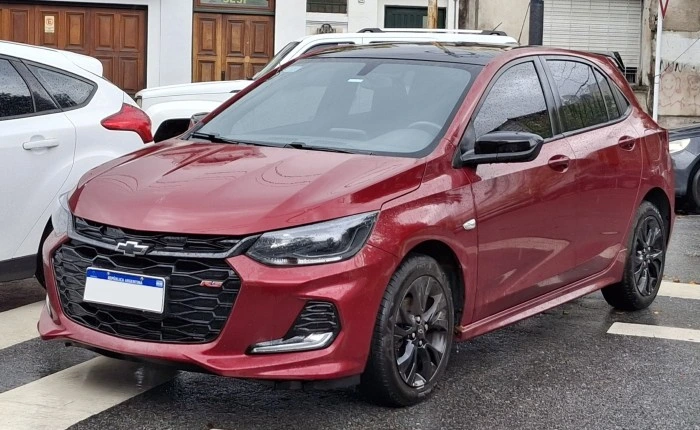 Chevrolet Onix na cor vinho. Falando sobre os carros mais roubados brasil.