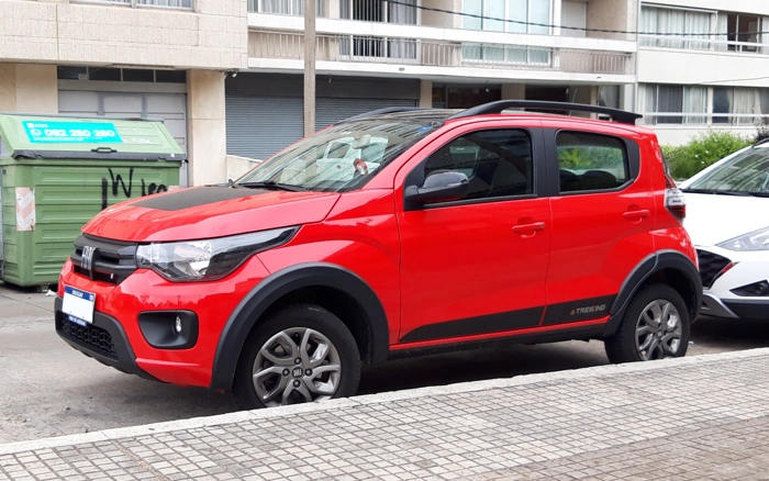 Mobi vermelho estacionado na rua. Falando sobre carros mais roubados em sp.