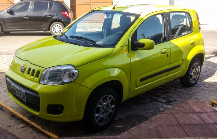 Fiat Uno na cor amarela. Falando sobre os carros mais roubados brasil.