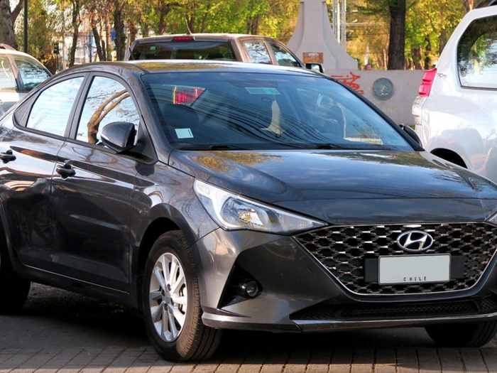 Hyundai HB20 na cor cinza escuro. Falando sobre os carros mais roubados rj.