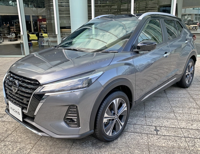 Nissan Kicks na cor cinza escuro. Falando sobre os carros menos roubados em sp.