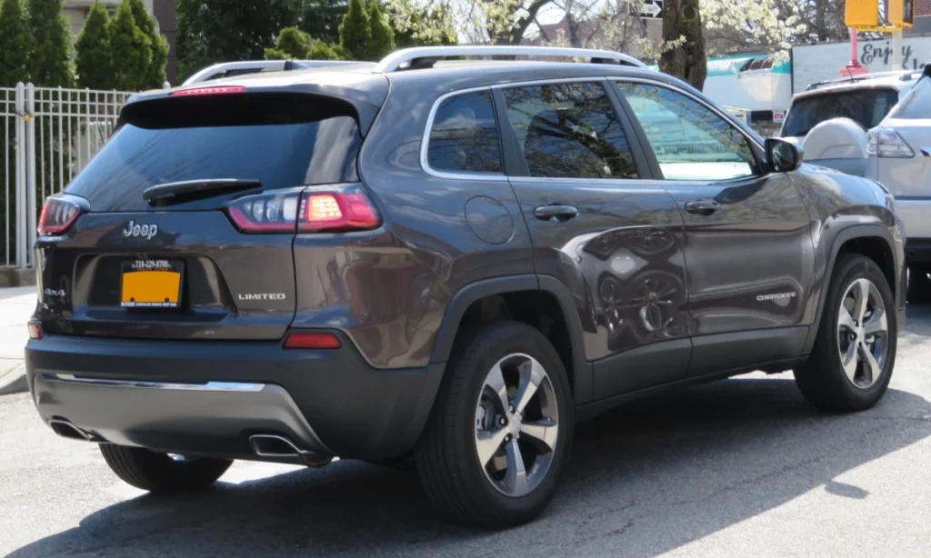 Perspectiva traseira de um Jeep Cherokee na cor grafite. Falando sobre o seguro jeep cherokee.