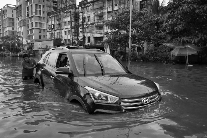 Carro da Hyundai quase submerso numa enchente. Respondendo se a azul seguros cobre enchente.