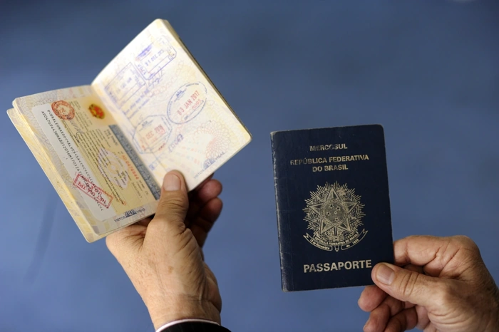 Pessoa apresenta passaporte brasileiro. Explicando se a seguradora azul tem cobertura para países do mercosul.